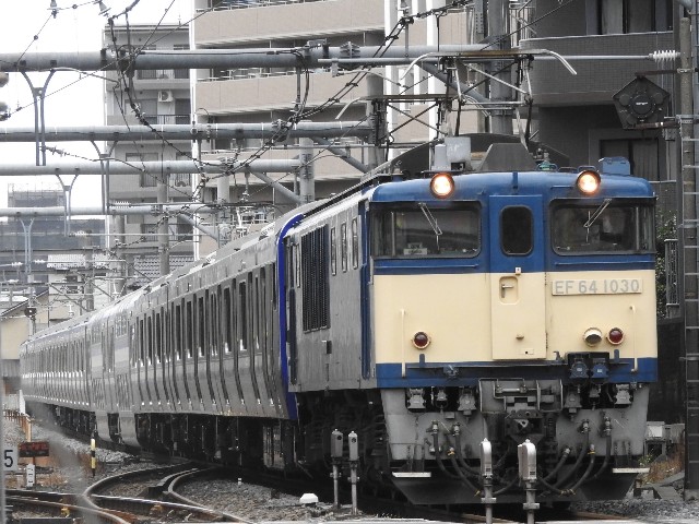 高崎線上尾駅でEF64系甲種輸送の写真