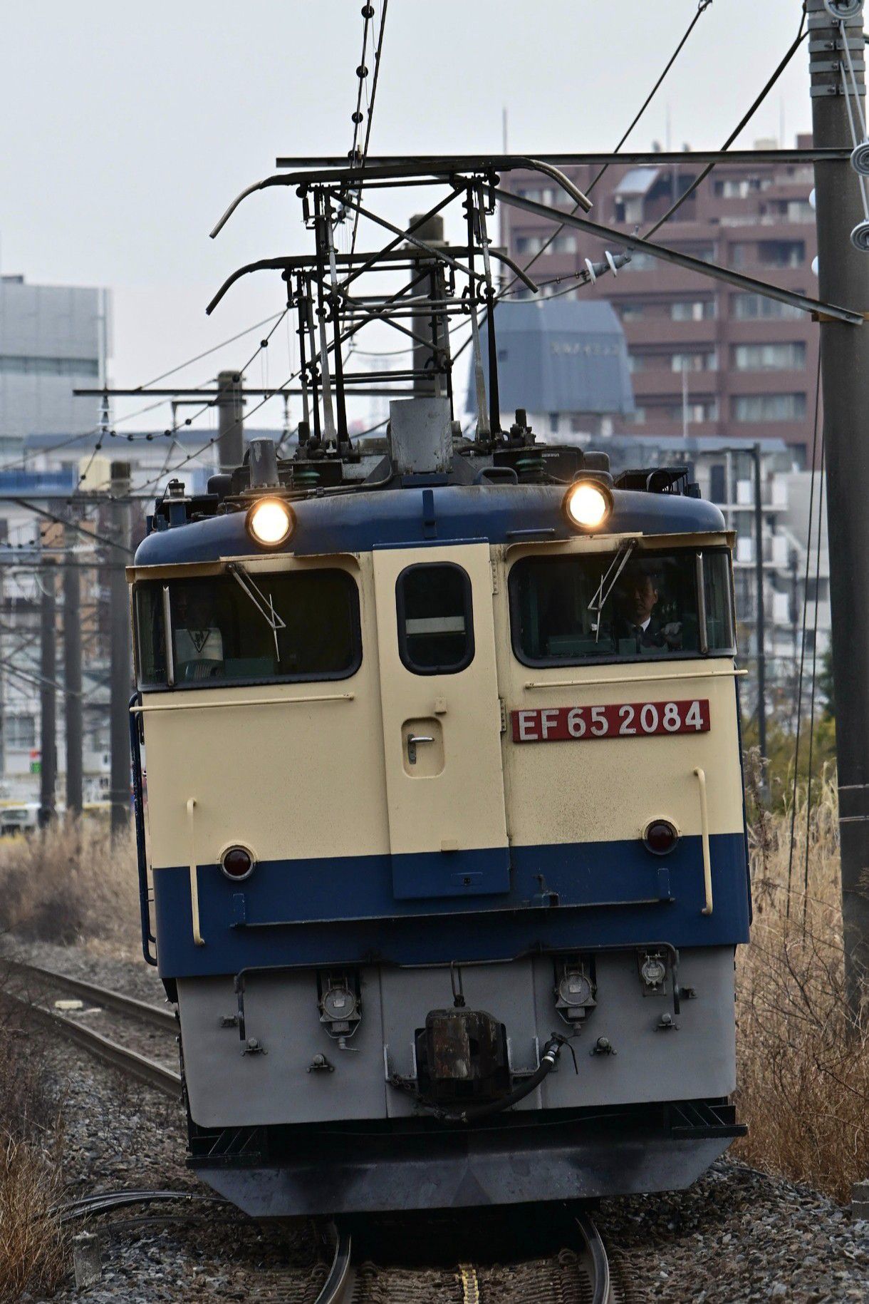 新川崎駅付近の割畑信号場　EF65